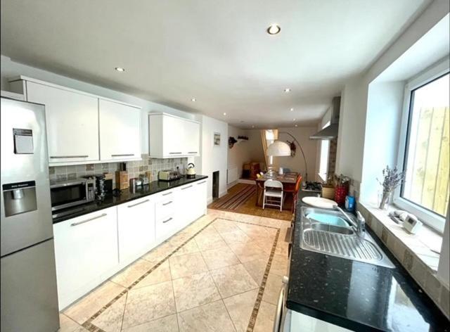 *Family Home In Mumbles. Close To The Beach* מראה חיצוני תמונה