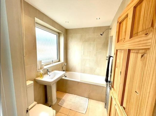 *Family Home In Mumbles. Close To The Beach* מראה חיצוני תמונה